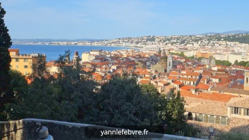 Vue de la vieille ville à partir de l'allée François Aragon en face des cimetières du château de Nice