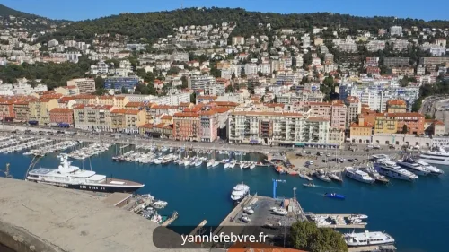 Vue plongeante sur le port de Nice à partir des points de vue "est" du château de Nice.