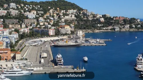 Vue plongeante sur le port de Nice à partir des points de vue "est" du château de Nice.