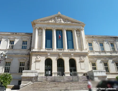 Vieux Nice: Place du Palais de justice par Yann Lefebvre