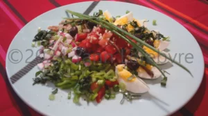 Salade niçoise : salade de tomates de Nice (crudités, œufs, thon, anchois). Simple & savoureuse ! par Yann Lefebvre