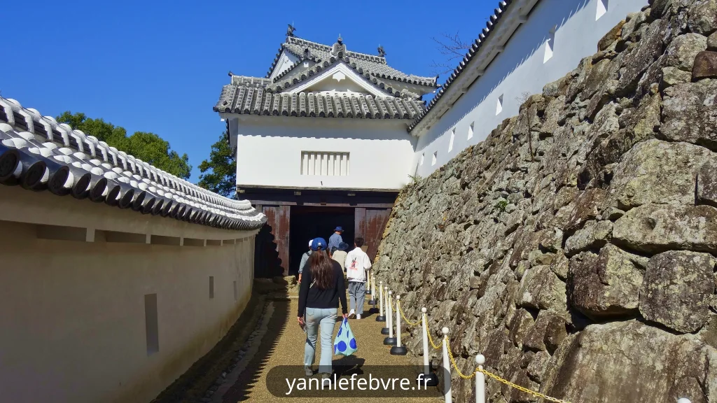 Japon - Château de Himeji - Héron blanc - chemin dans la forteresse par Yann Lefebvre 2024