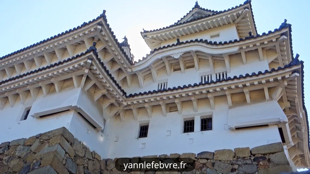 Japon - Château de Himeji - Héron blanc - Elégance des murs blancs et de la toiture par Yann Lefebvre 2024