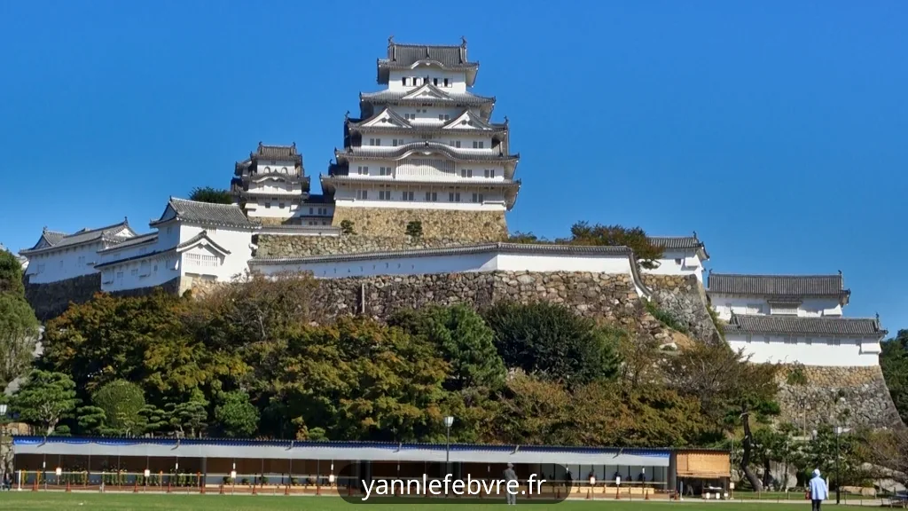 Japon - Château de Himeji - Héron blanc - Vue du donjon principal par Yann Lefebvre 2024