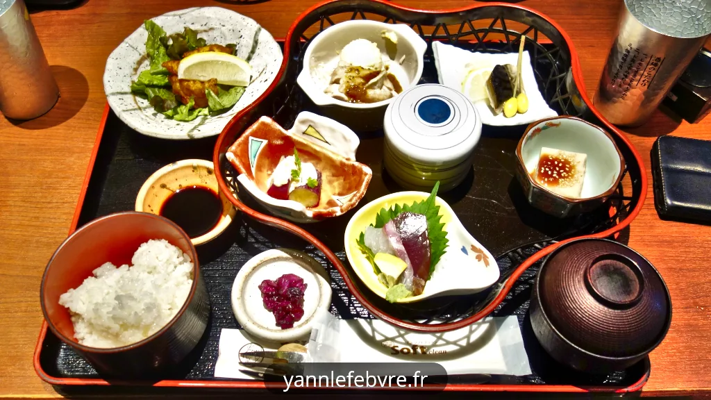 Japon - Château de Himeji - Repas du midi après visite du château dans un restaurant traditionnel avec séparation par Yann Lefebvre 2024