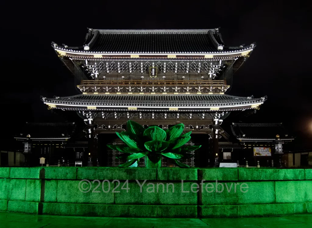 Temple Higashi Honganji à Kyoto de nuit près de l'hôtel par Yann Lefebvre