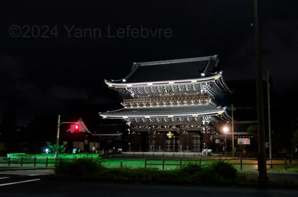 Temple Higashi Honganji à Kyoto de nuit près de l'hôtel par Yann Lefebvre