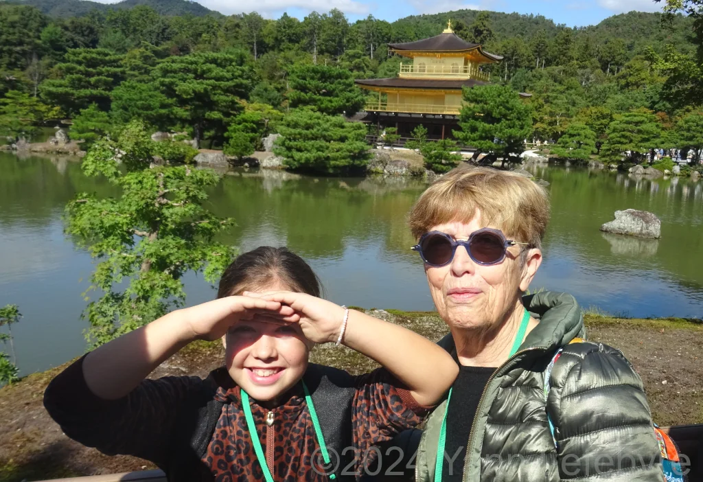 Japon - Kyoto - Kinkaku ji - le célèbre Pavillon d’Or avec Antoinette & Théa par Yann Lefebvre