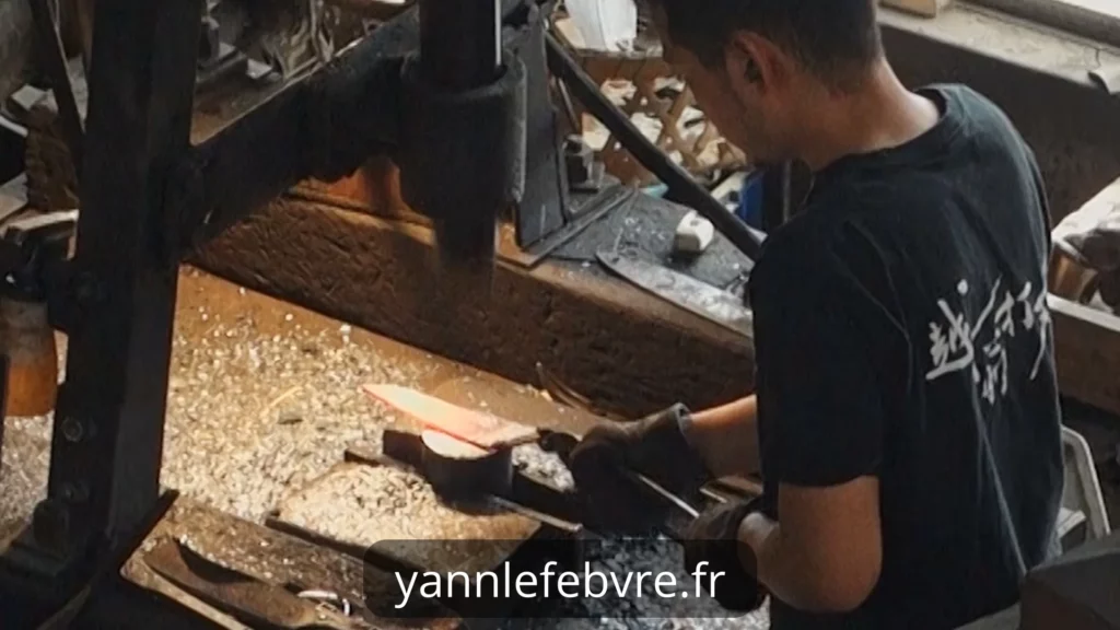 Découverte des artisans traditionnels dans le domaine des lames