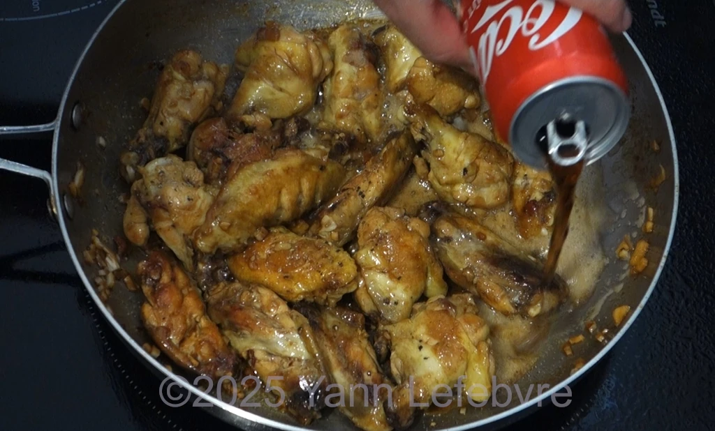Ailes de poulet au coca-cola par Yann Lefebvre : verser la cannette de coca-cola 33 cl pour cette version chinoise