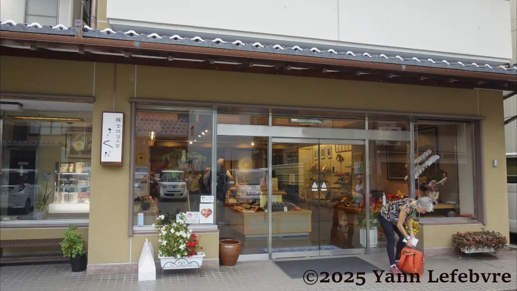 Artisanat feuille d'or : atelier pour créer mes baguettres dorés à la feuille d'or dans le quartier Higashi chaya à Kanazawa par Yann Lefebvre
