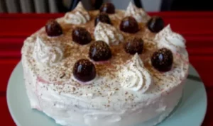 Forêt noire: une génoise au cacao, de la chantilly et des cerises.