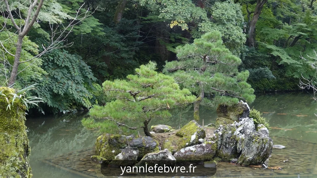 Kenrokuen vue sur le Hisago-ike Pond ou "L'étang de la Gourde". Il possède un îlot accessible par un petit pont. par Yann Lefebvre