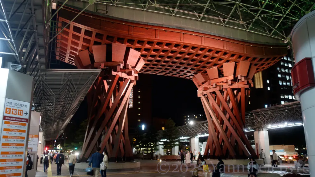 Kanazawa gare station Tsuzumi-mon Gate par Yann Lefebvre
