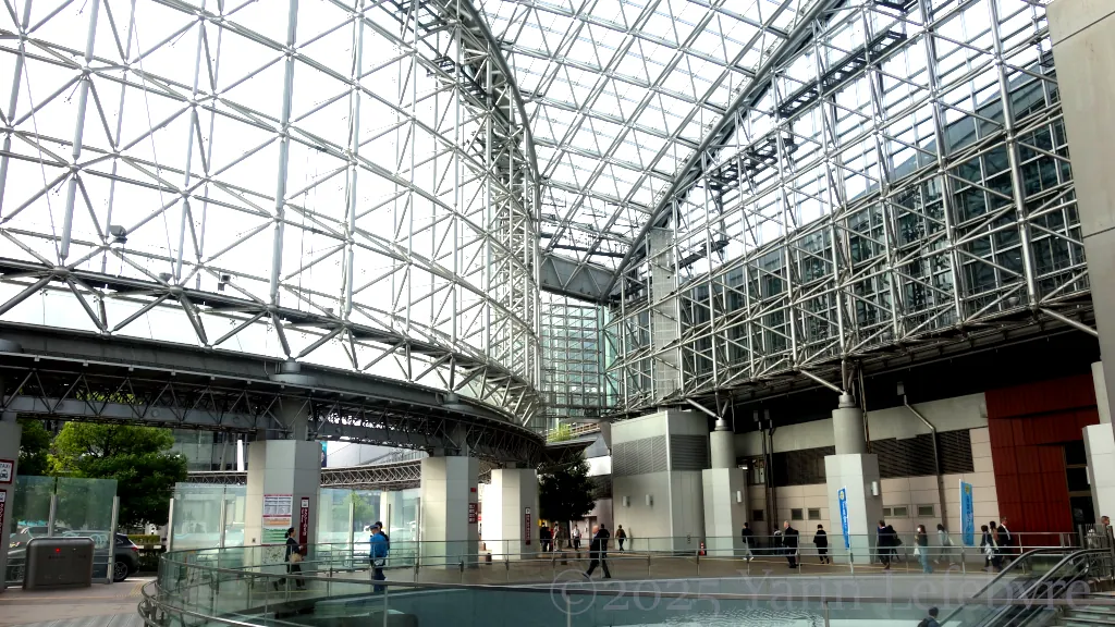Kanazawa gare station Tsuzumi-mon Gate par Yann Lefebvre
