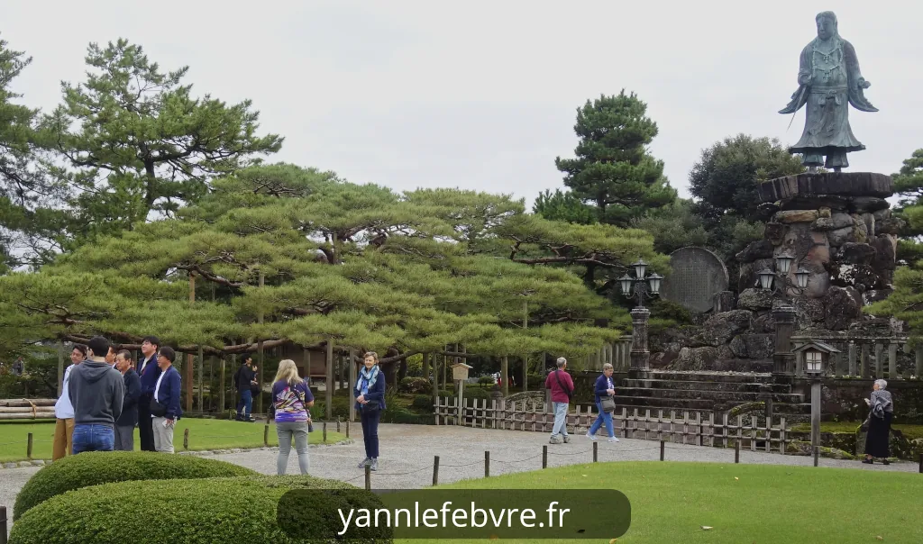 Kenrokuen vue sur le prince légendaire, appelé le monument Meiji par Yann Lefebvre