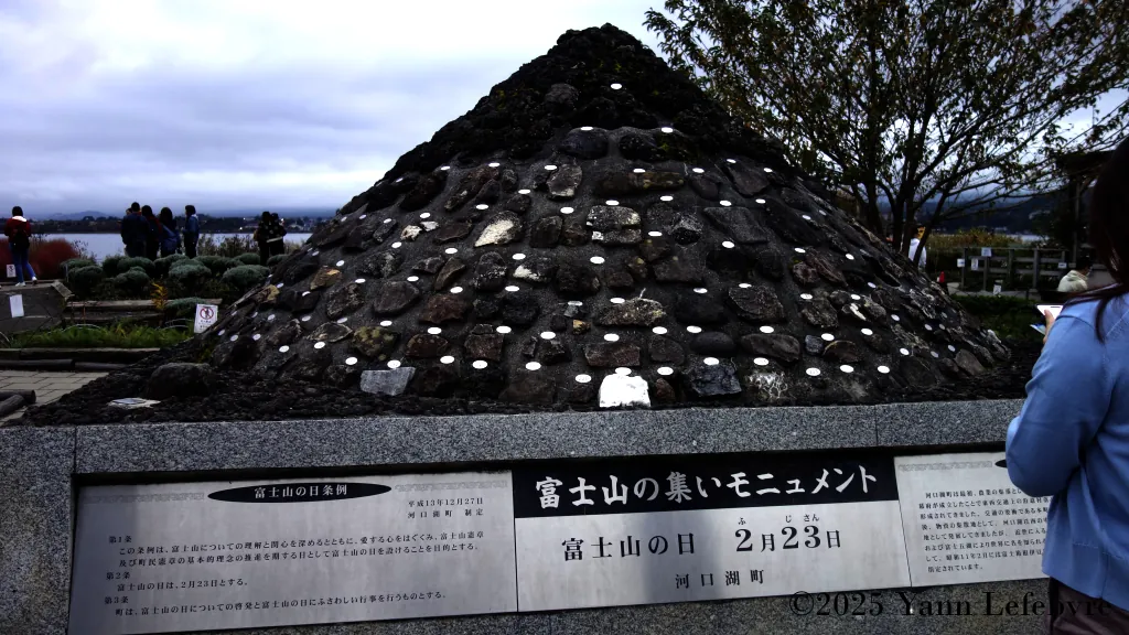 Vue du mont Fuji du lac kawagaguchiko sur une pancarte car en réalité oje n'ai rien vue (27 octobre 2024 fin de journée)