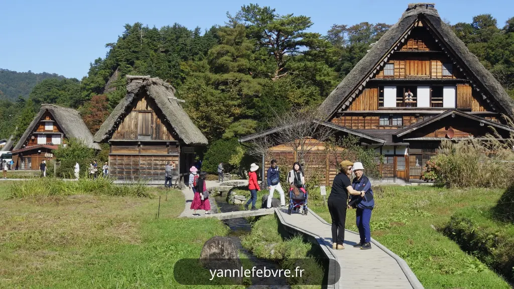 Shirakawa-go : sur le petit chemin de bois par Yann Lefebvre