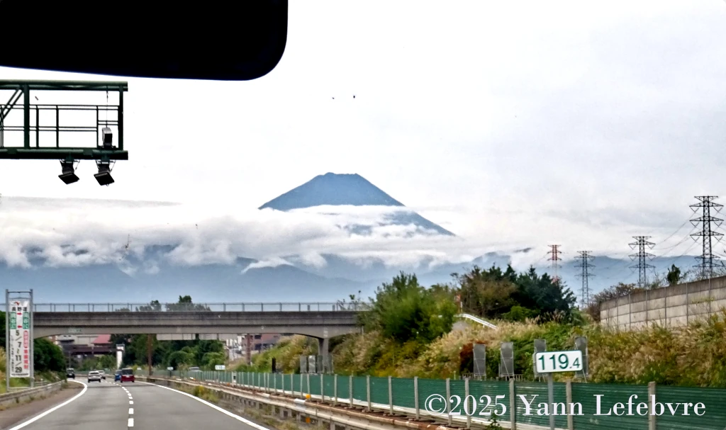 Vue du mont Fuji dans le bus en direction du lac Kawaguchiko par Yann Lefebvre