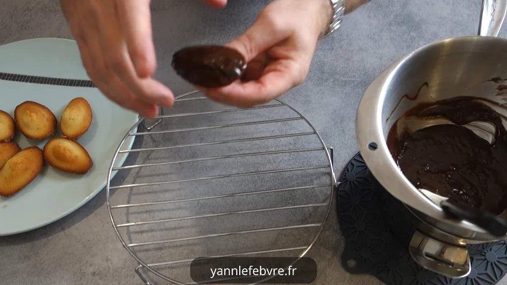 Madeleine avec décoration chocolat par Yann Lefebvre 2025 : décoration au chocolat