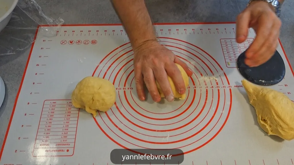 Délicieuse brioche à la fleur d'oranger, moelleuse et parfumée, parfaite pour un petit-déjeuner gourmand ou une pause sucrée par yann Lefebvre 2025