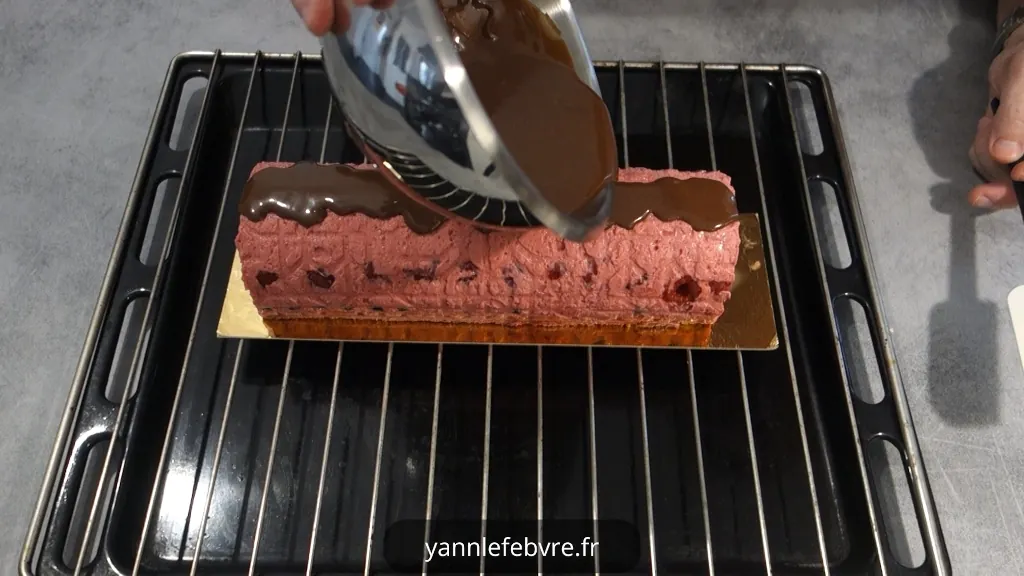 Bûche fruitée avec biscuit Joconde en 5 parties par Yann Lefebvre 2025