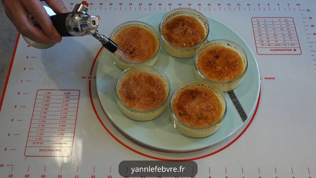 Délicieux dessert, crème brûlée, caramel croquant, texture onctueuse, saveur vanillée par Yann Lefebvre 2025
