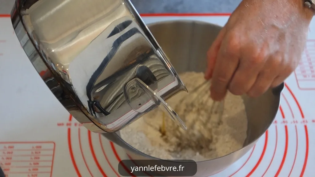 Pain d'épices revisité, zeste de citron, saveur épicée, texture moelleuse, douceur acidulée par Yann Lefebvre 2025