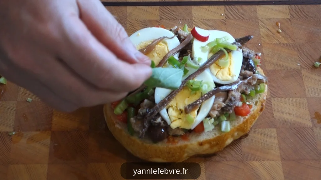 Pain maison et garniture fraîche du pan bagnat niçois, recette authentique par Yann Lefebvre 2025