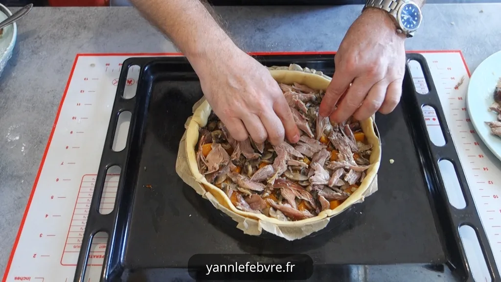 Savourez la quiche butternut champignon de Yann Lefebvre : pâte croustillante, courge fondante et champignons savoureux. Recette gourmande pour l'automne !