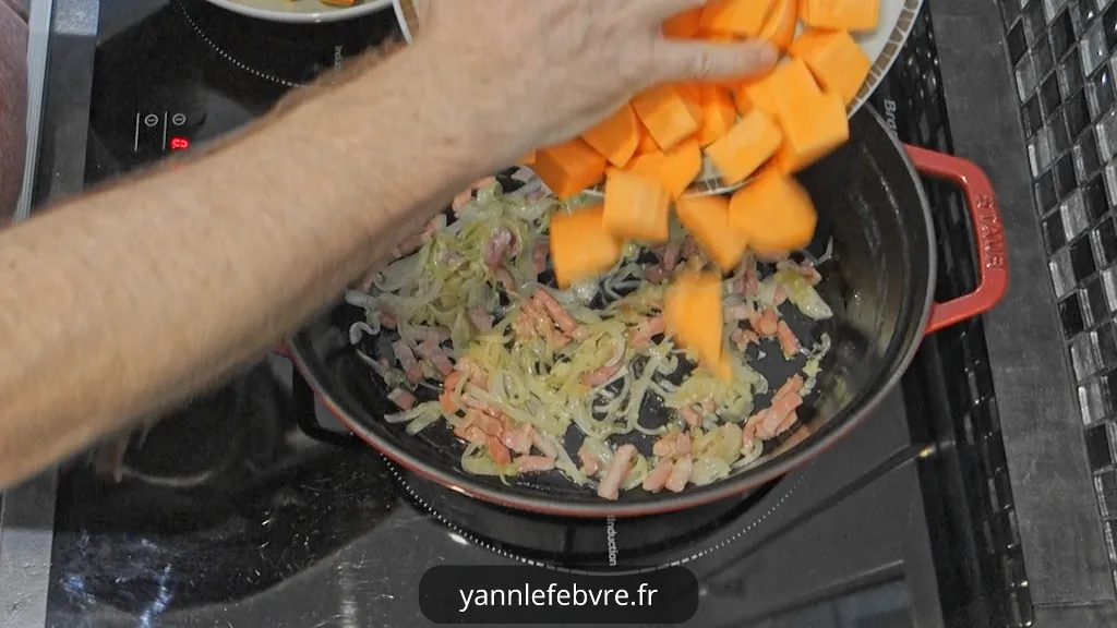 Velouté de potimarron crémeux, sublimé par une tranche de lard grillée, idéal pour l’automne. par Yann Lefebvre 2025