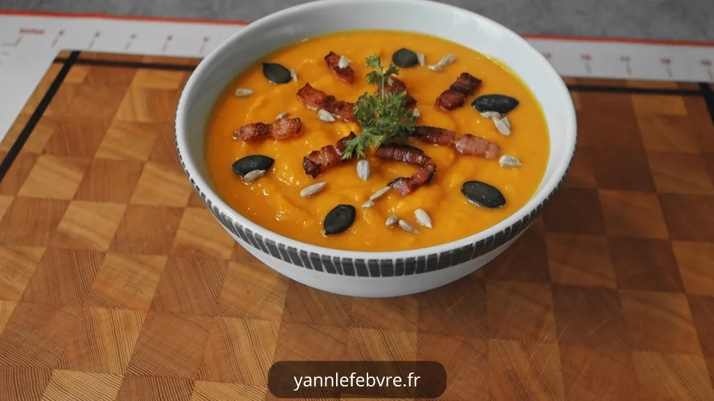 Velouté de potimarron crémeux, sublimé par une tranche de lard grillée, idéal pour l’automne. par Yann Lefebvre 2025