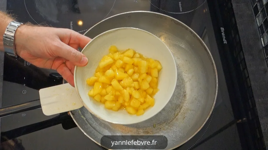Découvrez notre panna cotta onctueuse au yaourt grec, sublimée par une touche d’ananas rôti, pour un dessert frais et gourmand par Yann Lefebvre 2025