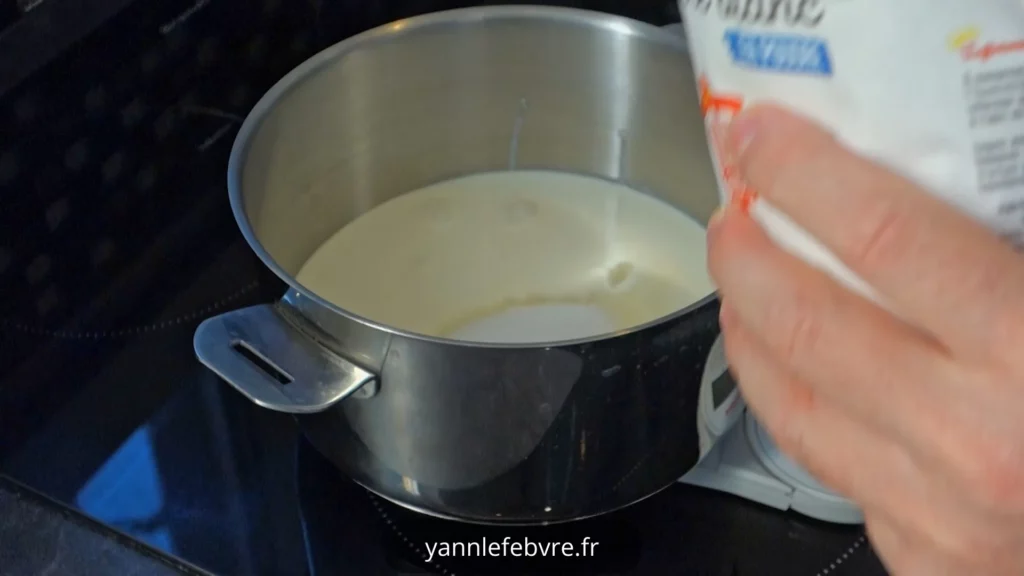 Découvrez notre panna cotta onctueuse au yaourt grec, sublimée par une touche d’ananas rôti, pour un dessert frais et gourmand par Yann Lefebvre 2025