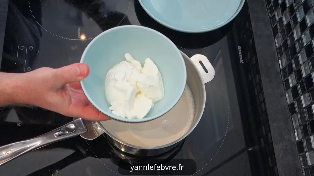 Découvrez notre panna cotta onctueuse au yaourt grec, sublimée par une touche d’ananas rôti, pour un dessert frais et gourmand par Yann Lefebvre 2025