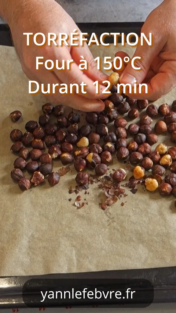 Pralin : Pâte ou poudre d’amandes/noisettes torréfiées et caramelisées, idéale pour parfumer crèmes, chocolats et desserts. Yann Lefebvre 2025