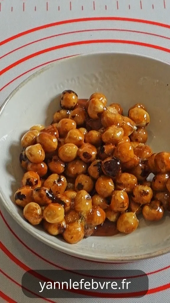 Pralin : Pâte ou poudre d’amandes/noisettes torréfiées et caramelisées, idéale pour parfumer crèmes, chocolats et desserts. Yann Lefebvre 2025