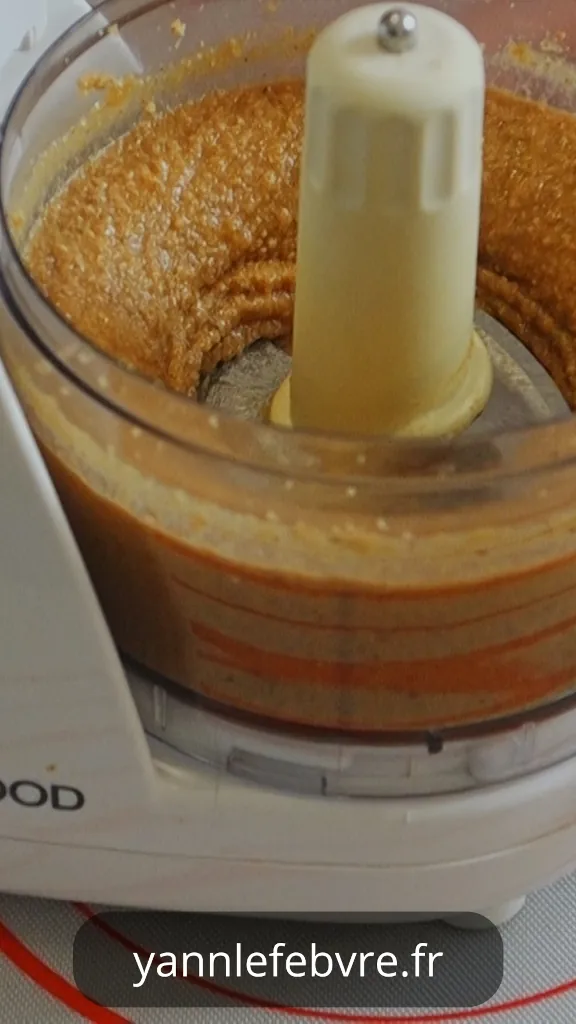 Pralin : Pâte ou poudre d’amandes/noisettes torréfiées et caramelisées, idéale pour parfumer crèmes, chocolats et desserts. Yann Lefebvre 2025