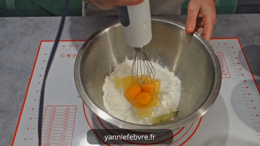 Crêpes classiques ultra-fines et dorées, moelleuses dedans, un peu croustillantes sur les bords… Le bonheur simple et gourmand qui sent bon la maison ! par Yann Lefebvre