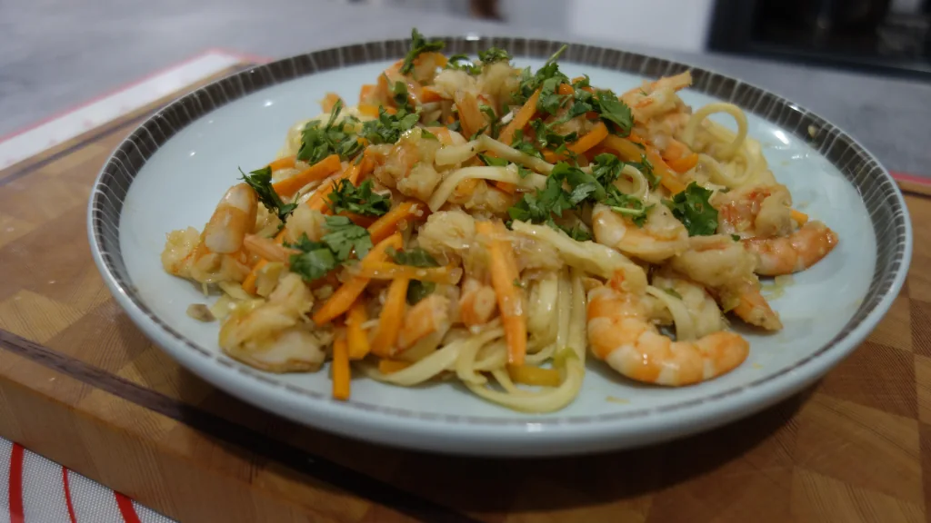 Crevettes à la citronnelle (tôm xào sả) ultra-parfumées, recette authentique vietnamienne par Yann Lefebvre.