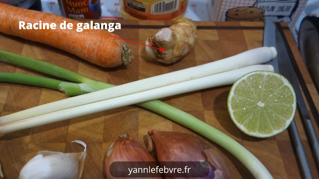 Crevettes à la citronnelle (tôm xào sả) ultra-parfumées, recette authentique vietnamienne par Yann Lefebvre.