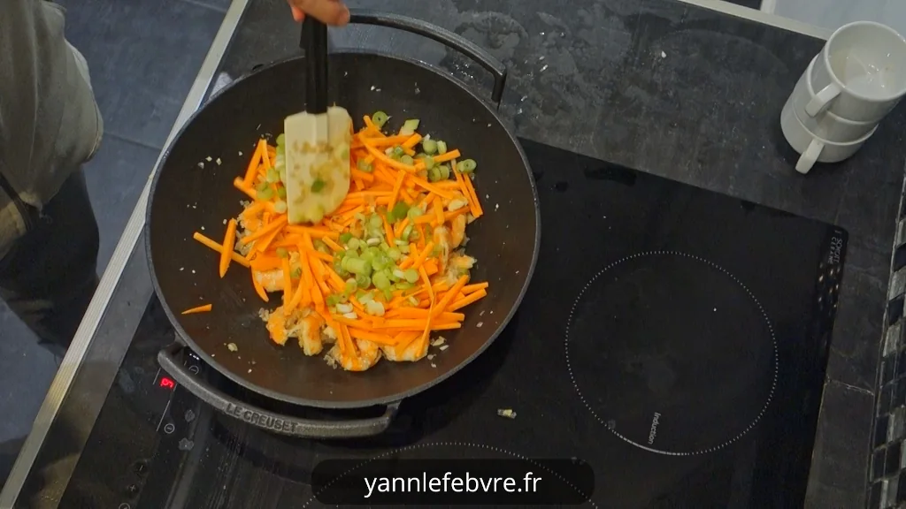 Crevettes à la citronnelle (tôm xào sả) ultra-parfumées, recette authentique vietnamienne par Yann Lefebvre.