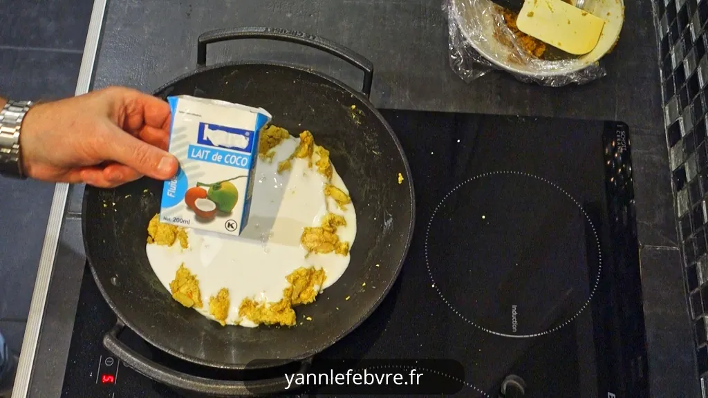 Découvrez ma recette authentique de poulet au curry jaune thaï maison : pâte de curry faite maison, prête en 20 min avec seulement 6 ingrédients. Savoureux et facile !