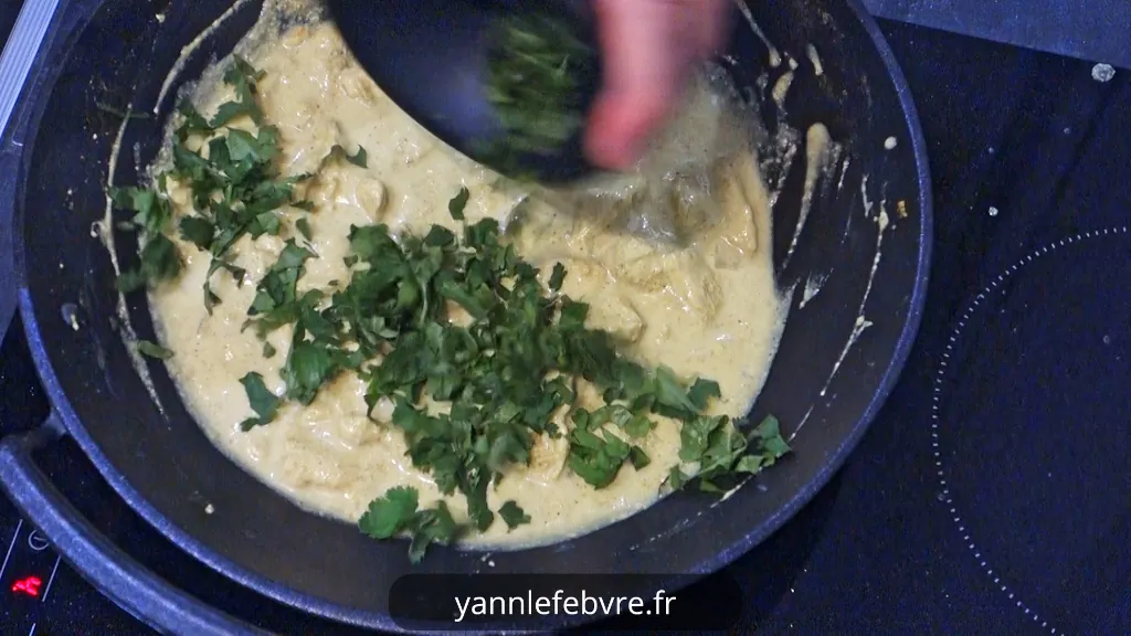 Découvrez ma recette authentique de poulet au curry jaune thaï maison : pâte de curry faite maison, prête en 20 min avec seulement 6 ingrédients. Savoureux et facile !