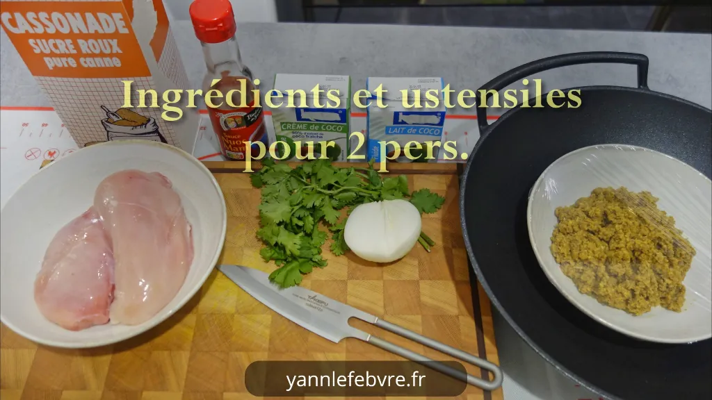 Découvrez ma recette authentique de poulet au curry jaune thaï maison : pâte de curry faite maison, prête en 20 min avec seulement 6 ingrédients. Savoureux et facile !