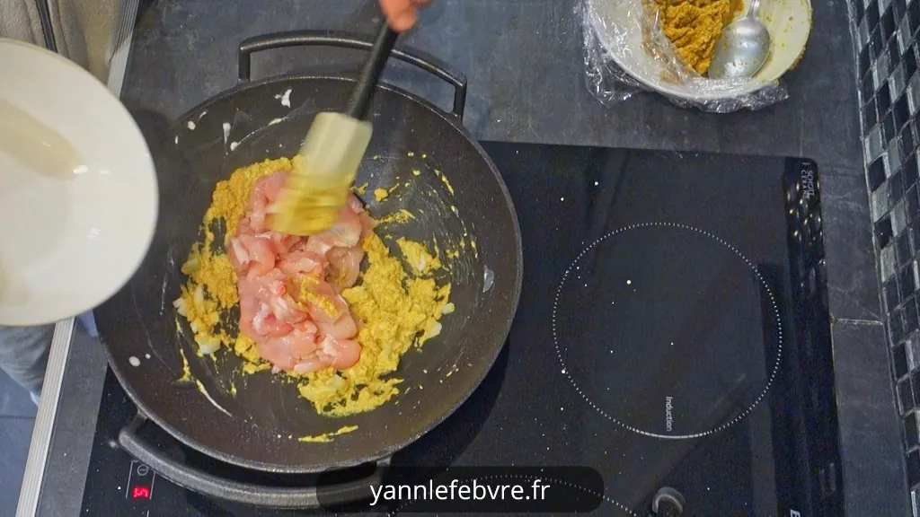 Découvrez ma recette authentique de poulet au curry jaune thaï maison : pâte de curry faite maison, prête en 20 min avec seulement 6 ingrédients. Savoureux et facile !