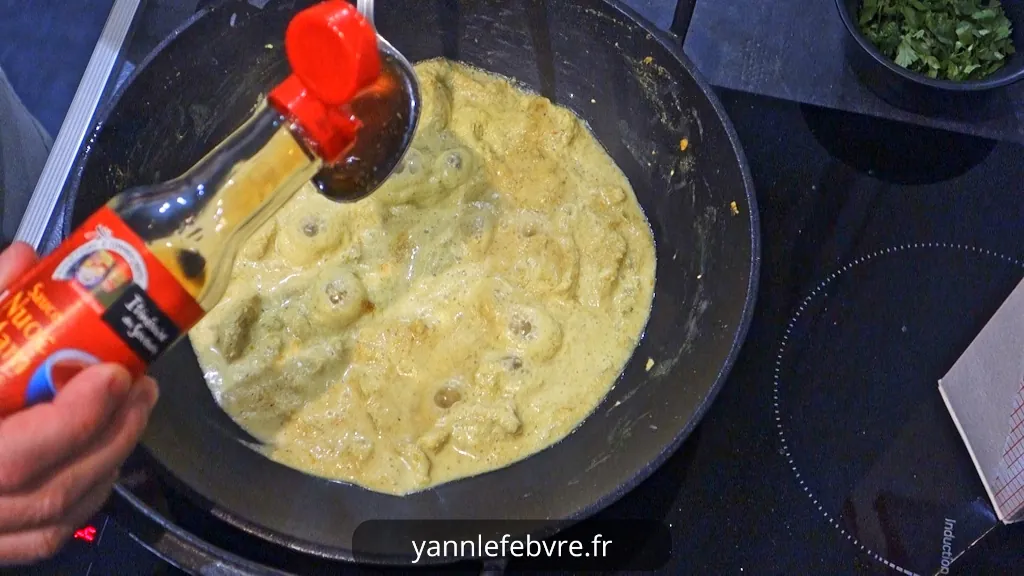 Découvrez ma recette authentique de poulet au curry jaune thaï maison : pâte de curry faite maison, prête en 20 min avec seulement 6 ingrédients. Savoureux et facile !