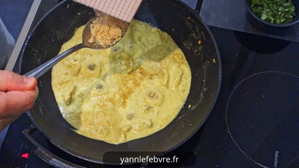 Découvrez ma recette authentique de poulet au curry jaune thaï maison : pâte de curry faite maison, prête en 20 min avec seulement 6 ingrédients. Savoureux et facile !
