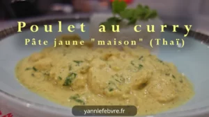 Découvrez ma recette authentique de poulet au curry jaune thaï maison : pâte de curry faite maison, prête en 20 min avec seulement 6 ingrédients. Savoureux et facile !