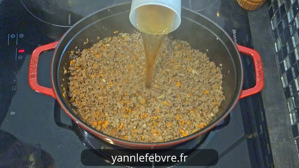 Hachis Parmentier maison : viande hachée savoureuse aux oignons et carottes, purée onctueuse de pommes de terre par Yann Lefebvre